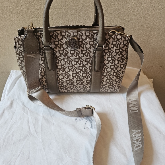 DKNY crossbody bag - Picture 2 of 9